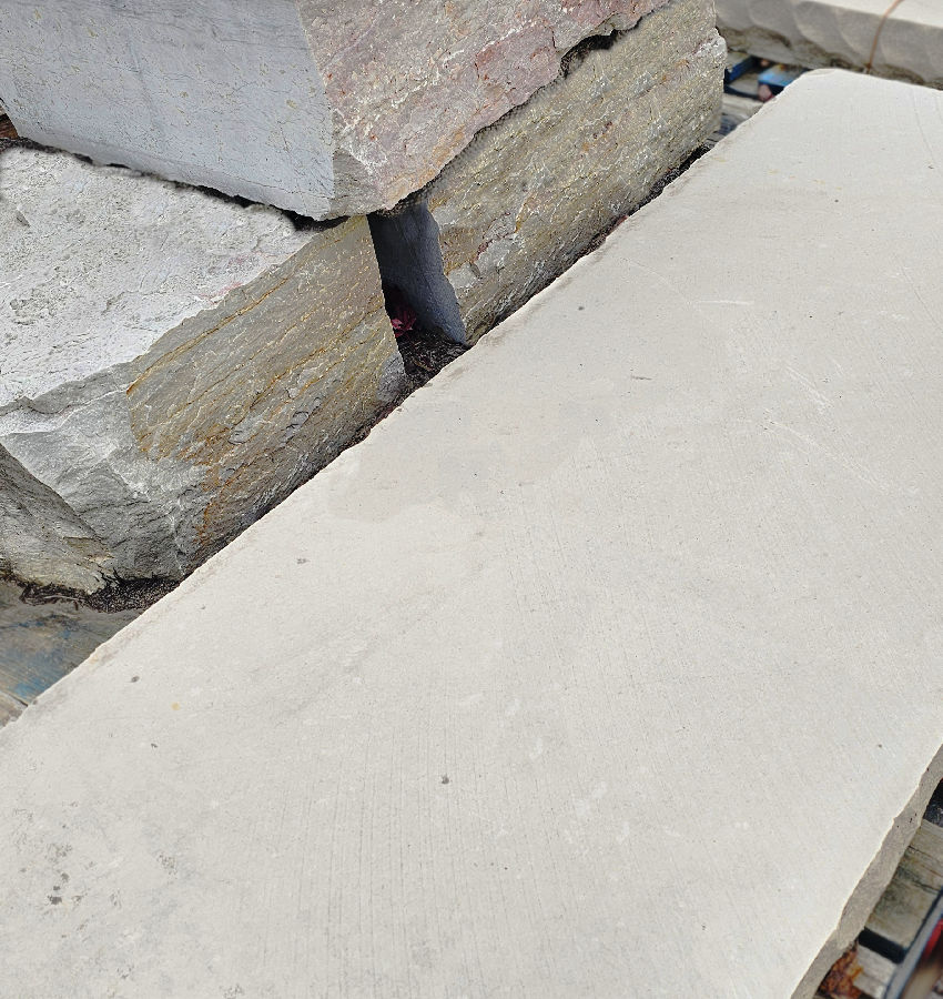 CHILTON STONE OUTCROPPING BENCH