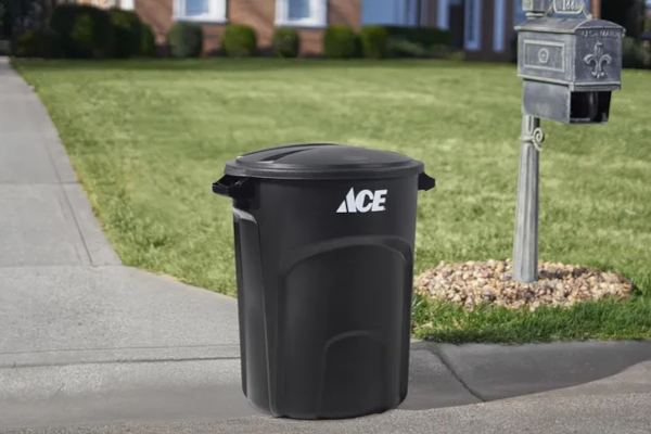 TRASH CAN 32 GAL BLACK W/LID